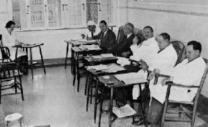 Asile Saint-Jean-de-Dieu, 1937: assemblée diagnostique hebdomadaire des patients admis au cours de la semaine précédente.