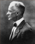Le professeur Harvey Cushing, chirurgien en chef du Peter Bent Brigham Hospital à Boston. Il est considéré comme le «créateur» de la neurochirurgie moderne.