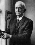 Charles Sherrington, professeur de neurophysiologie à l’Université d’Oxford. Prix Nobel en 1932 pour ses recherches en électrophysiologie à la base de la conduction des impulsions nerveuses dans le système nerveux.