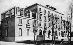 Maison où Roma Amyot résida durant ses études en France. Paris avait un très grand prestige scientifique et le gouvernement du Canada maintenait une résidence dans la cité universitaire pour y accueillir les étudiants canadiens.